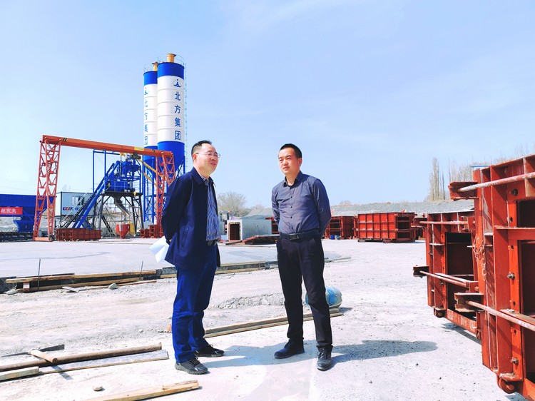 0414 ---（機械）--【抓進(jìn)度 鼓干勁】領(lǐng)導視察一線(xiàn)，心系施工進(jìn)度1_副本.jpg