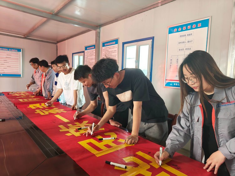 0504北方集團工業(yè)設備安裝公司開(kāi)展“民族團結教育宣傳月”簽字活動(dòng) 圖片_副本1.jpg